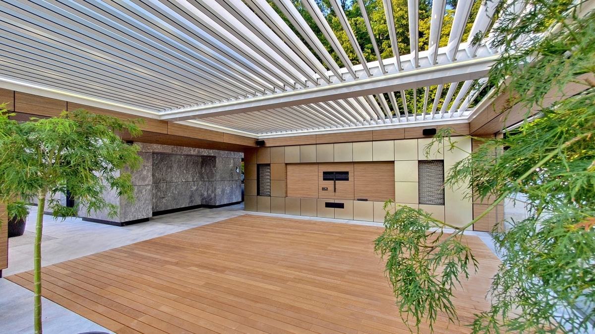 Fuldt indbygget Twist Wall pergola med lameller der kan åbne/lukke.