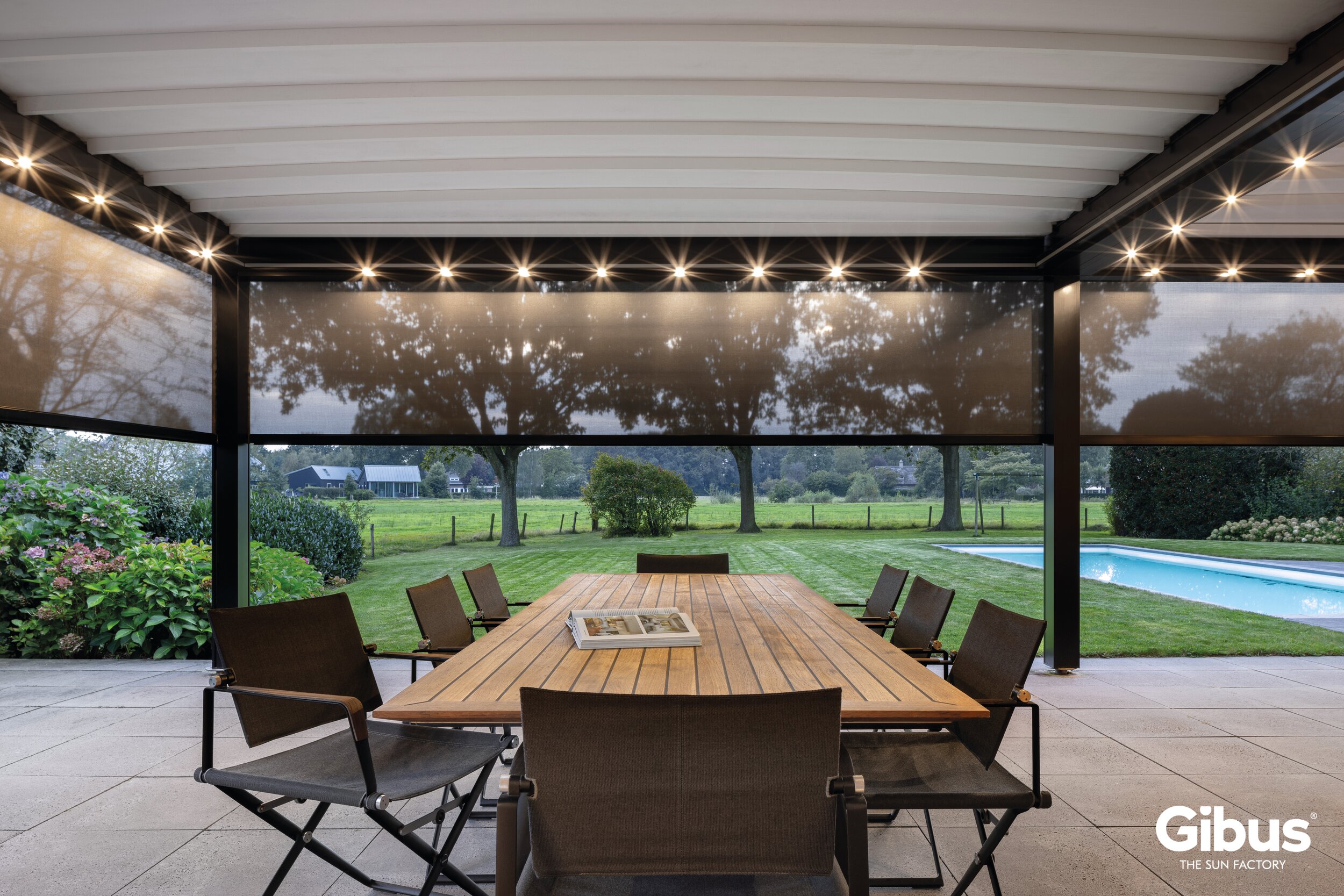 Azimut pergola med dug med zipscreen og led-belysning