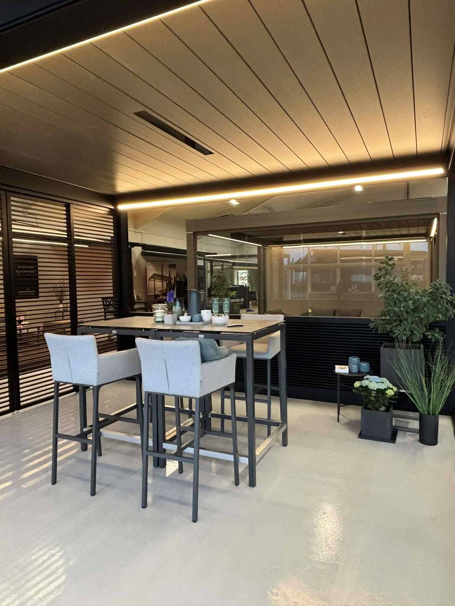 Showroom med pergola på mål samt markiser