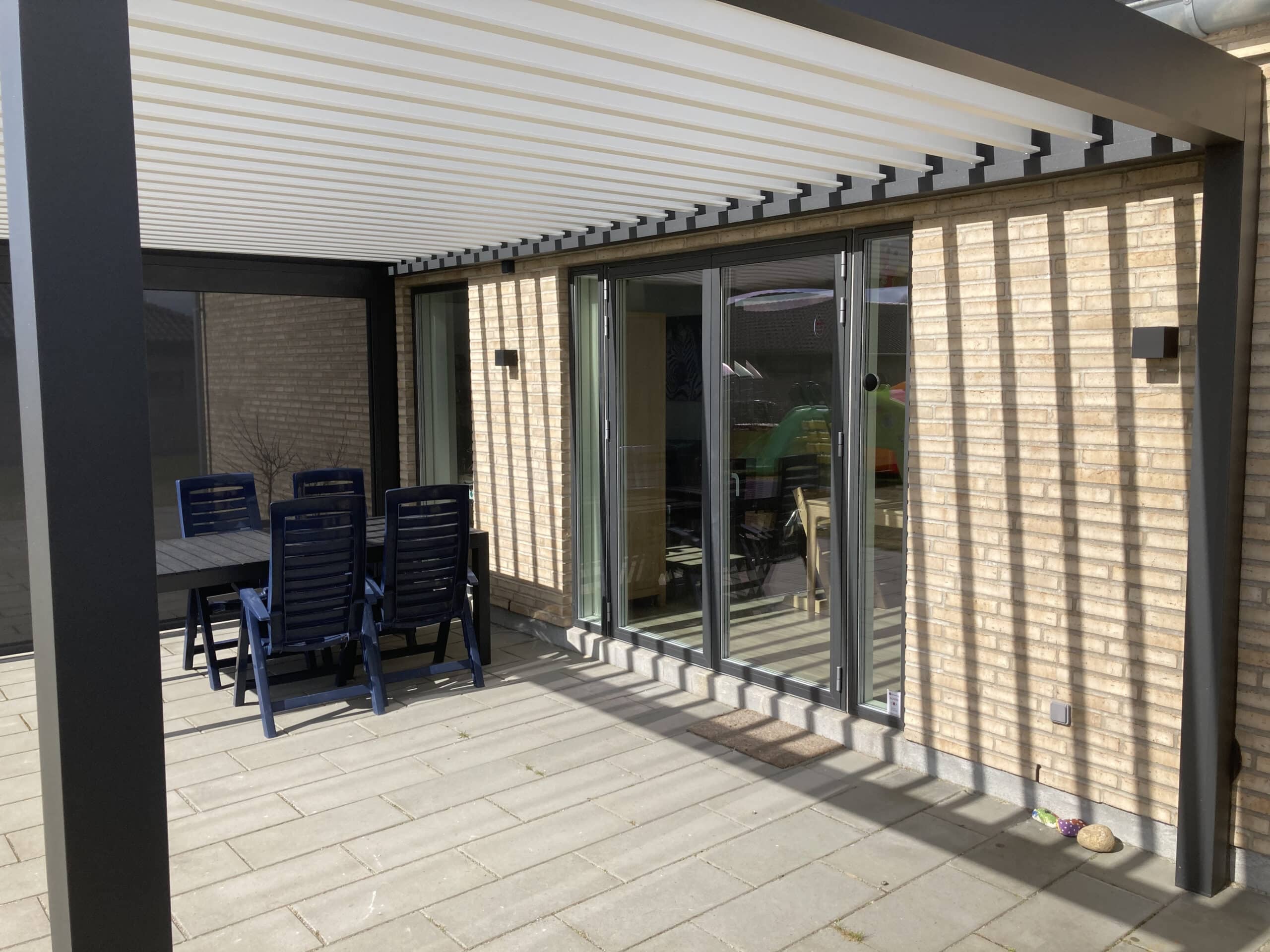 Algarve pergola tag Åbent lameltag foran store vinduer