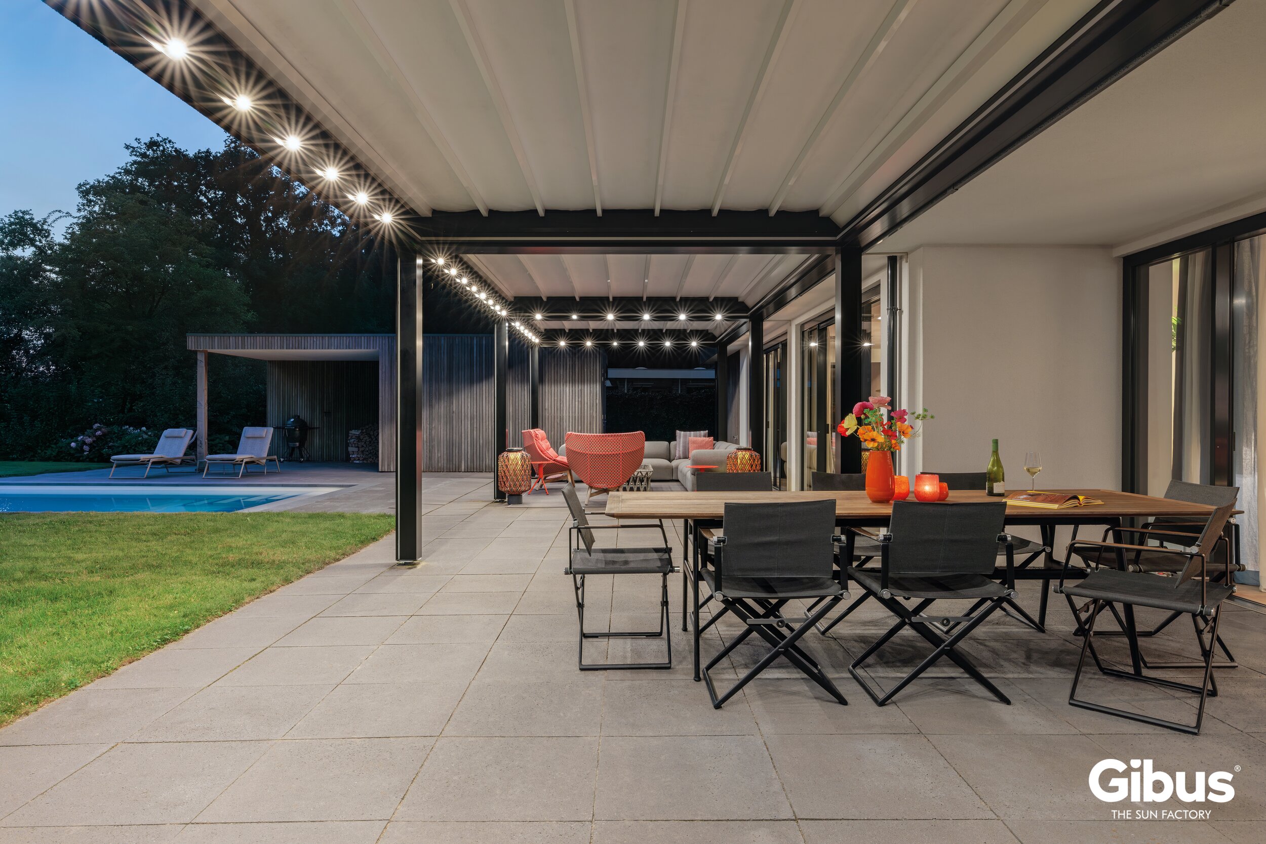 Azimut pergola med skydetag monteret op af facaden Facademonteret Azimut pergola med tekstiltag