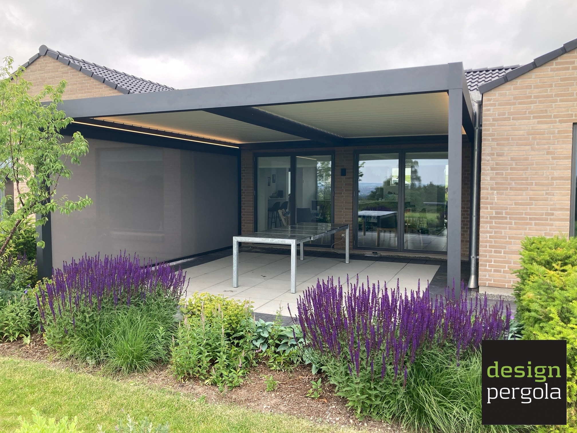 DesignPergola hos kunde i Randers DesignPergola på mål monteret ved dansk bolig