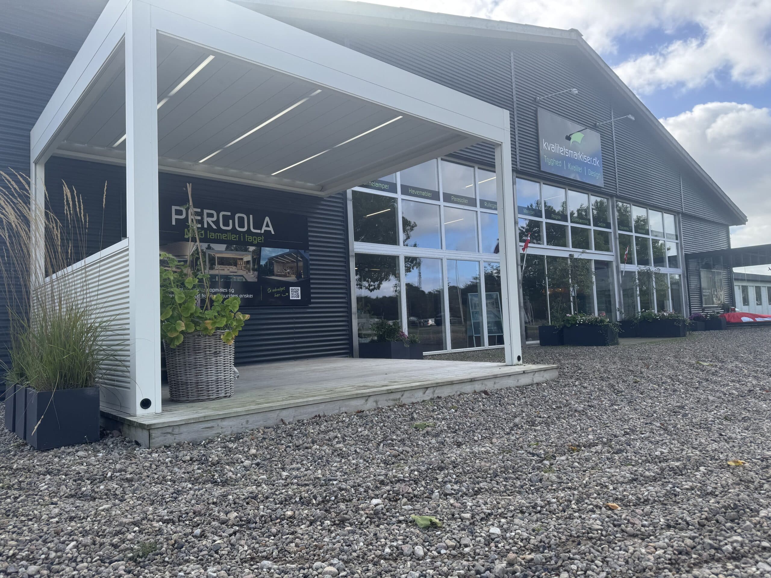 DesignPergola showroom i Rødekro set udefra DesignPergola Rødekro showroom set udefra