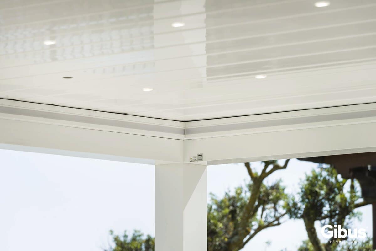 Gibus Twist pergola hvor lameller lukker tæt ned imod tagrenden