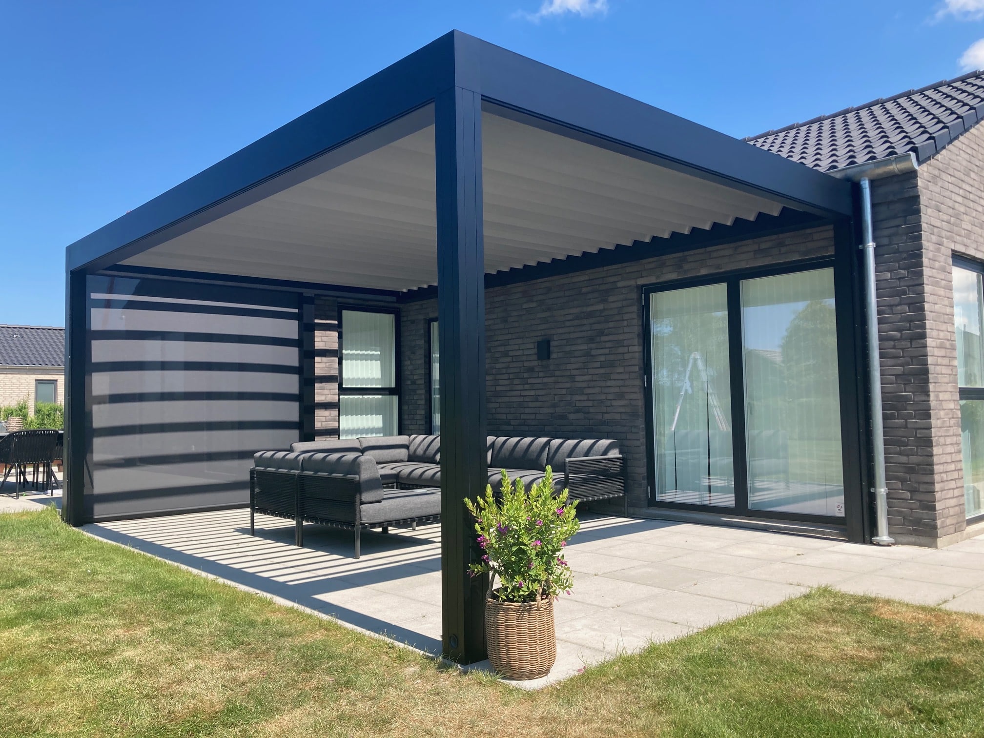 Kvalitetsmarkiser pergola, Frederikssund Måltilpasset pergola ved dansk hus leveret og monteret af Kvalitetsmarkiser