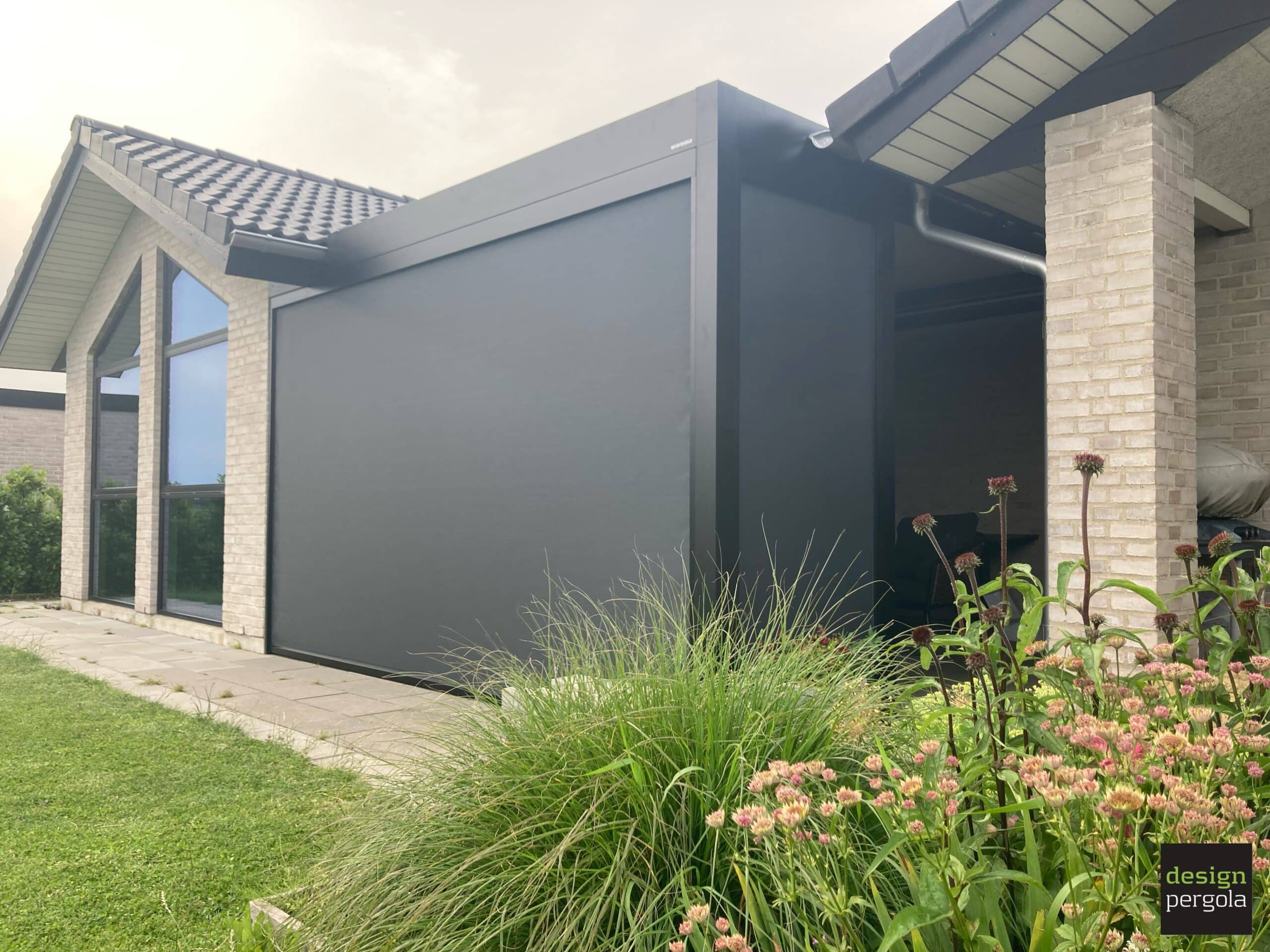 Lamaxa L50 med Grantex zipscreens Lamaxa L50 pergola med GranTex-zipscreen mellem stolperne