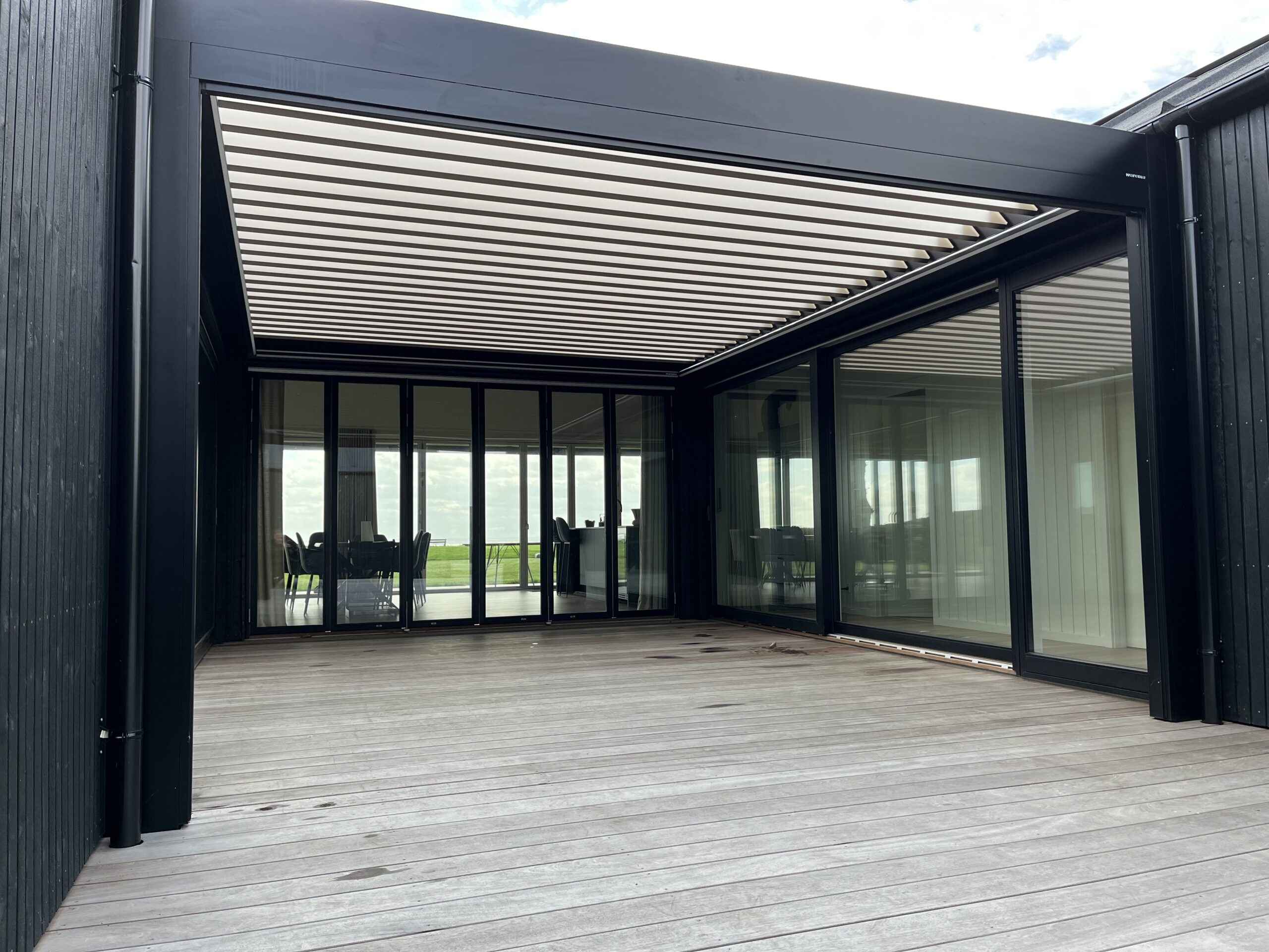 Lamaxa L50 pergola i Juelsminde Tilpasset lameltag til sommerhus i Juelsminde