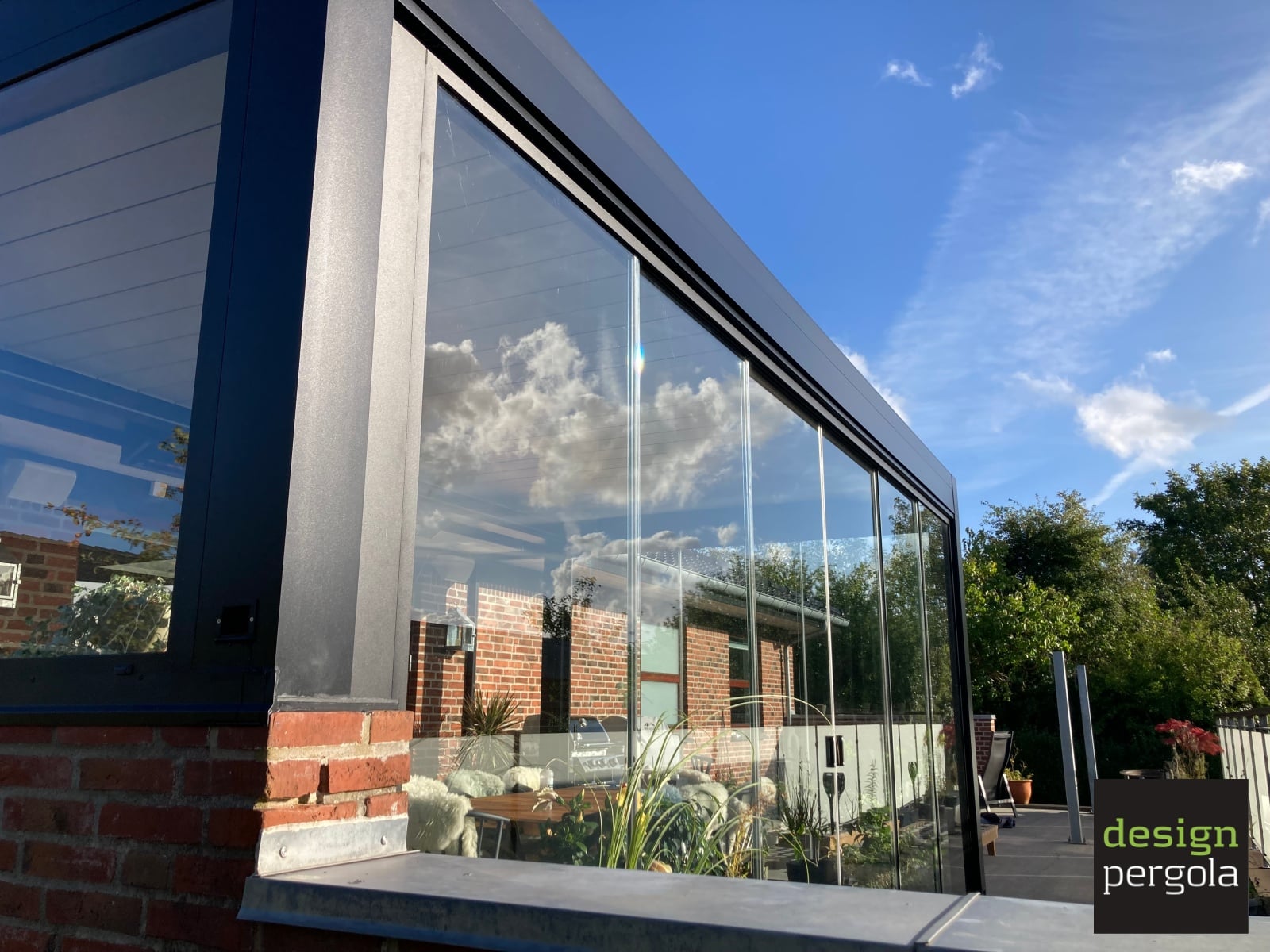 L60 pergola med skydeglas og zipscreens