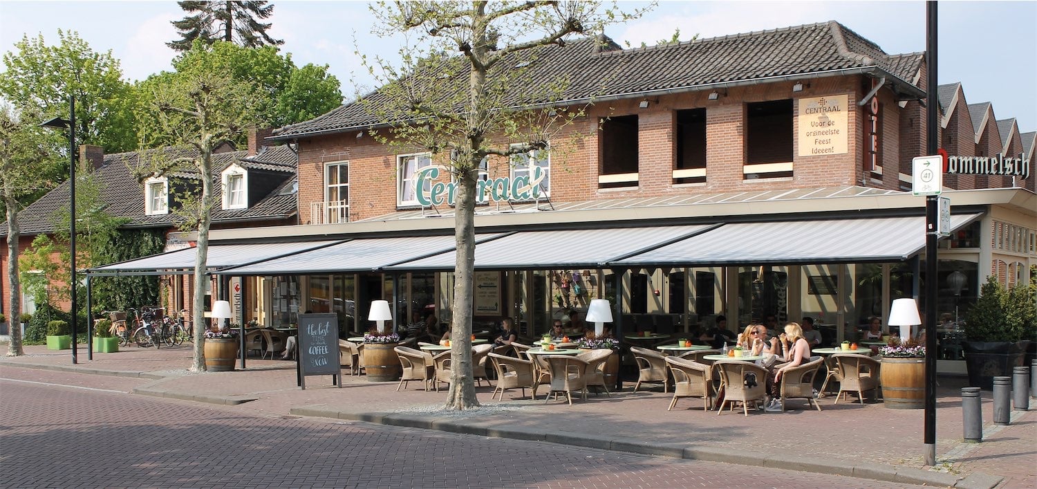 Fire sammenkoblede NovaTop pergolamarkiser ved restaurant