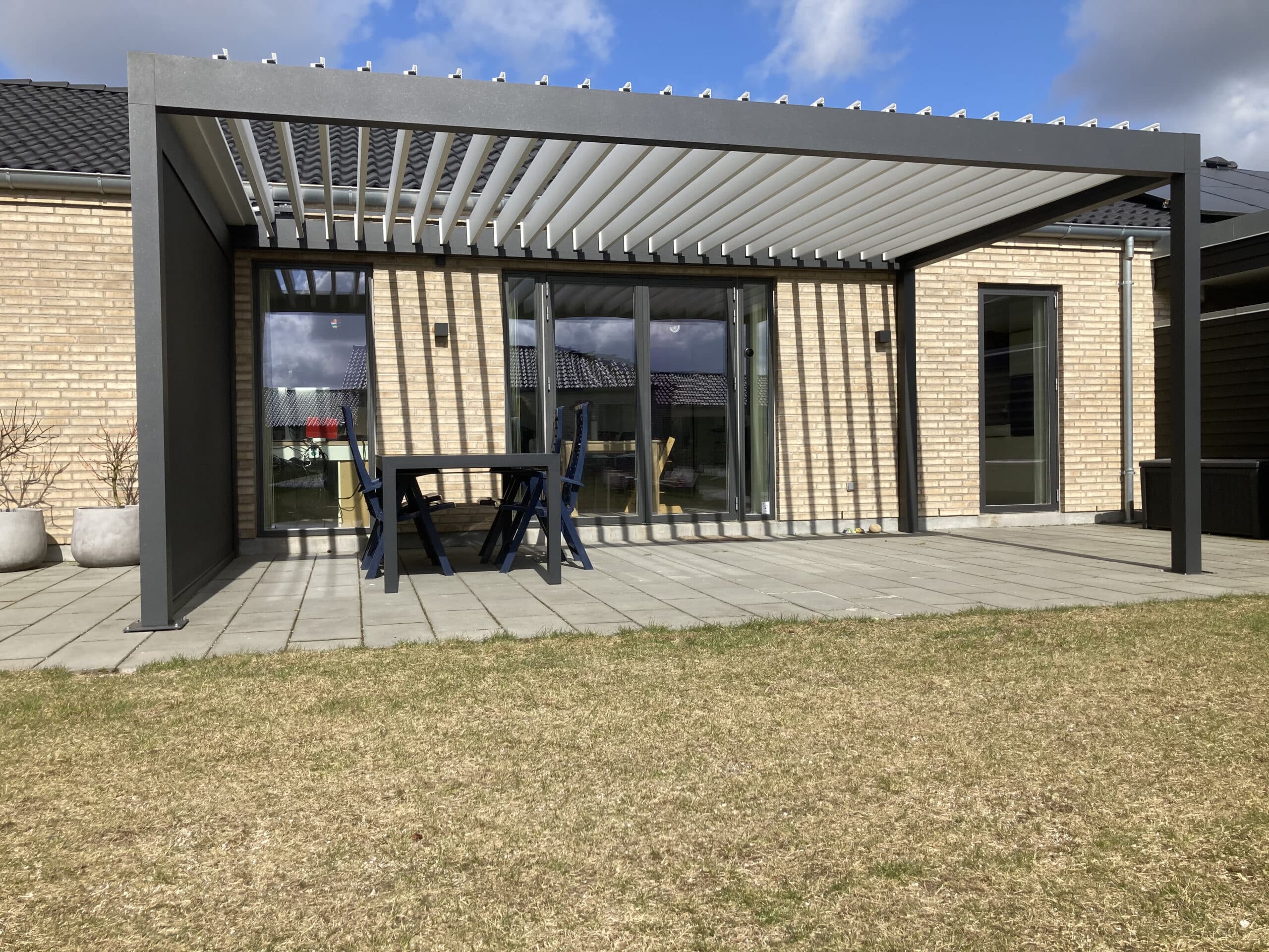 Type 1 pergola med lameltag og screen