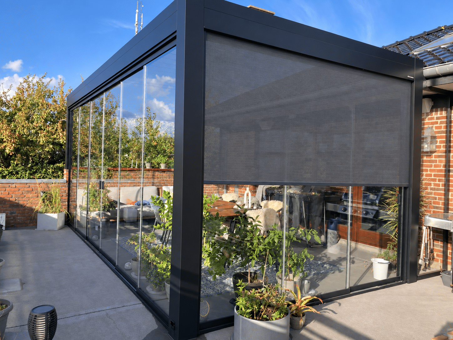 Type 2 pergola med skydeglas og screen Pergola med screens og skydeglas i siderne