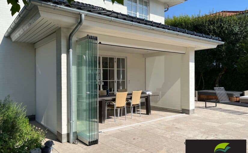 Overdækket terrasse med SUNFLEX SF30 foldeglas åbnet og screen kørt ned på siden