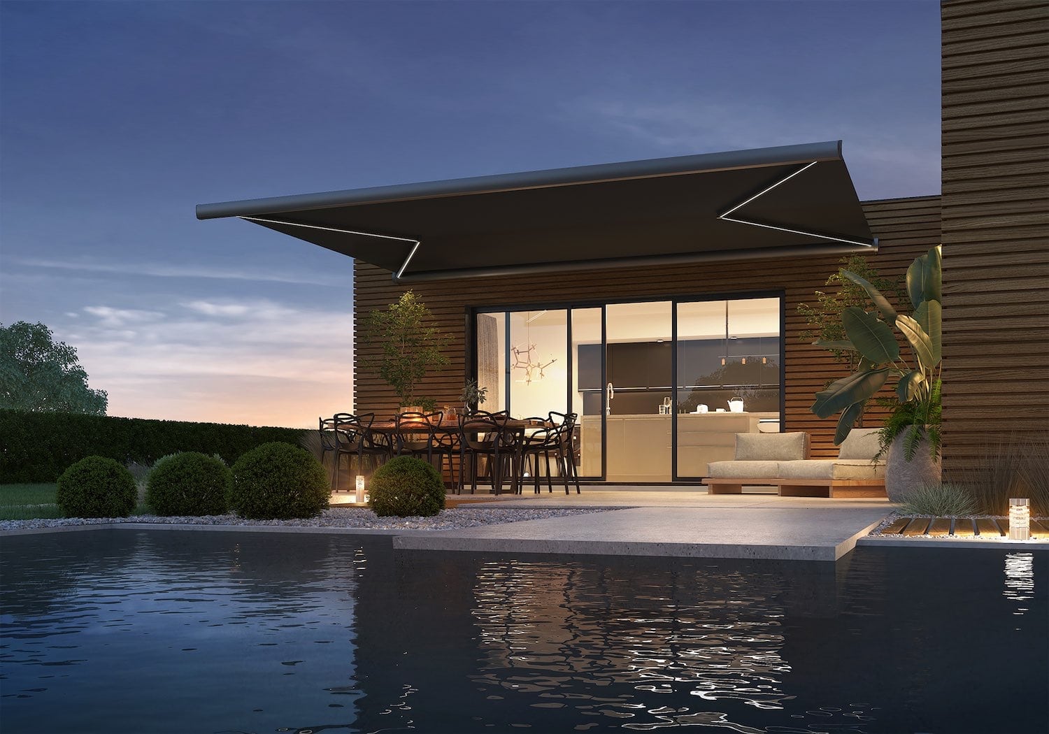 Terrassemarkise ved moderne hus og pool i aftensolen