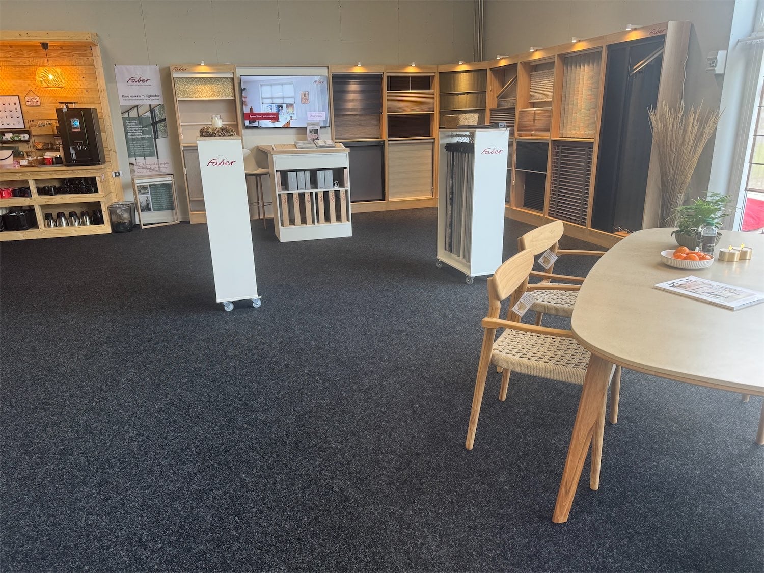 Faber Shop med gardinprøver og siddepladser i showroomet i Rødekro