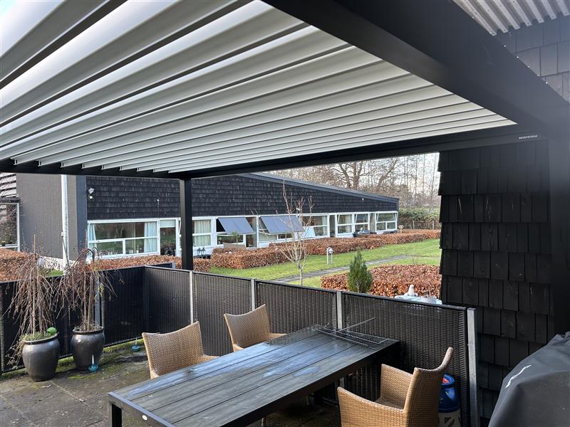 Udsigt under WAREMA Lamaxa L50 med hvide lameller på plejehjemsterrasse i Odense