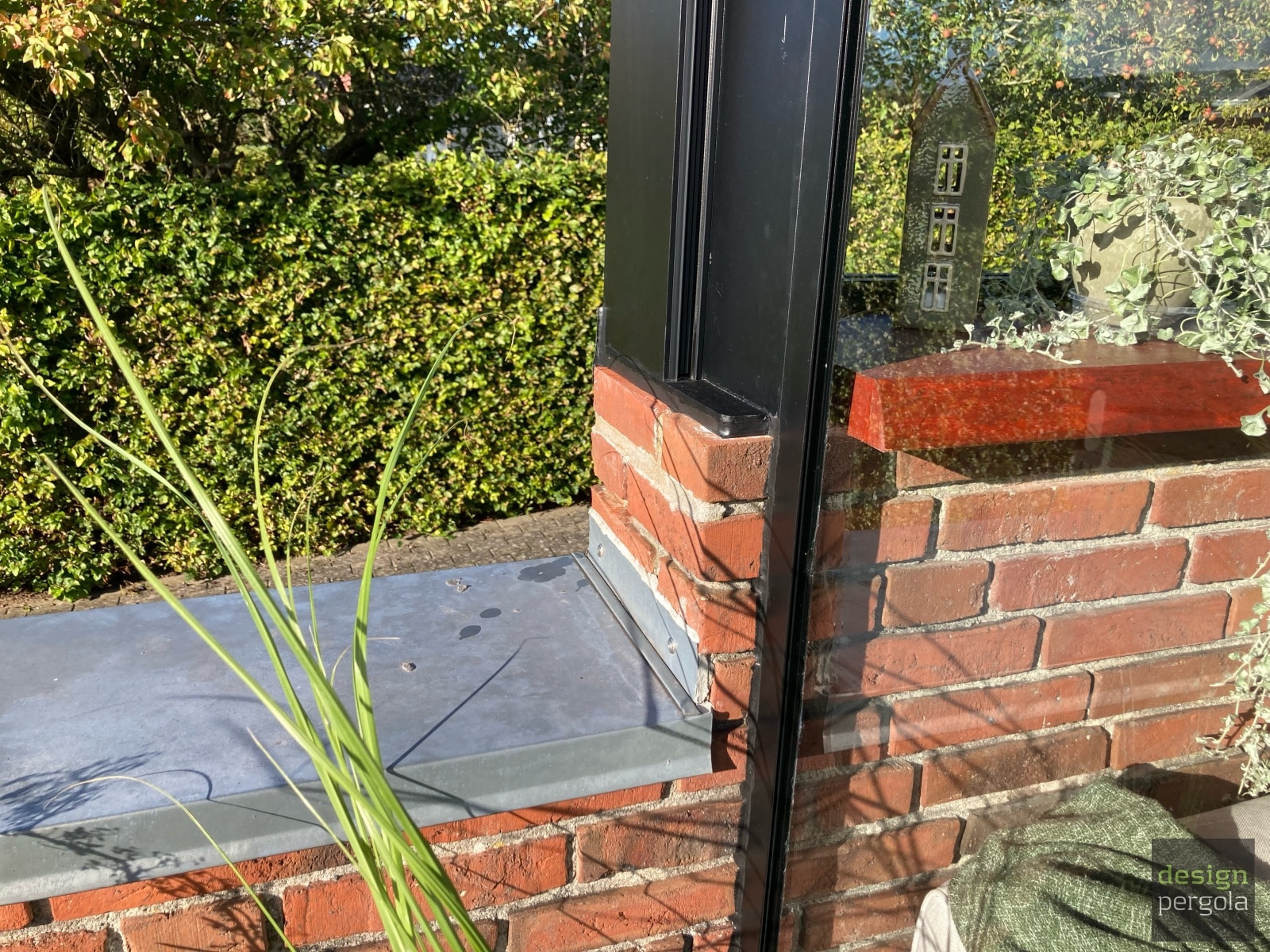 Detalje fra Vejle med Lamaxa L60-stolpe, støttemur, glas og tilpasset inddækning