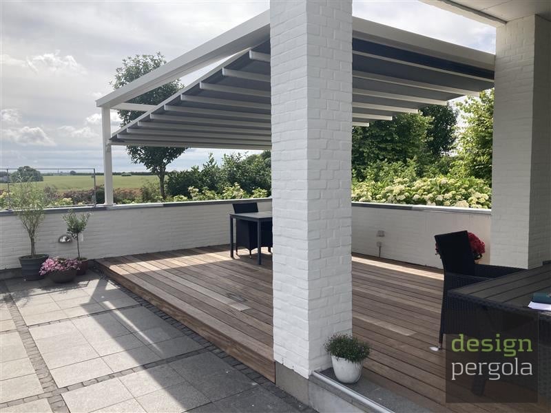 Tidligere monteret Leiner PSQ pergola med tekstiltag ved hvidt hus nær Als Sund i Sønderborg