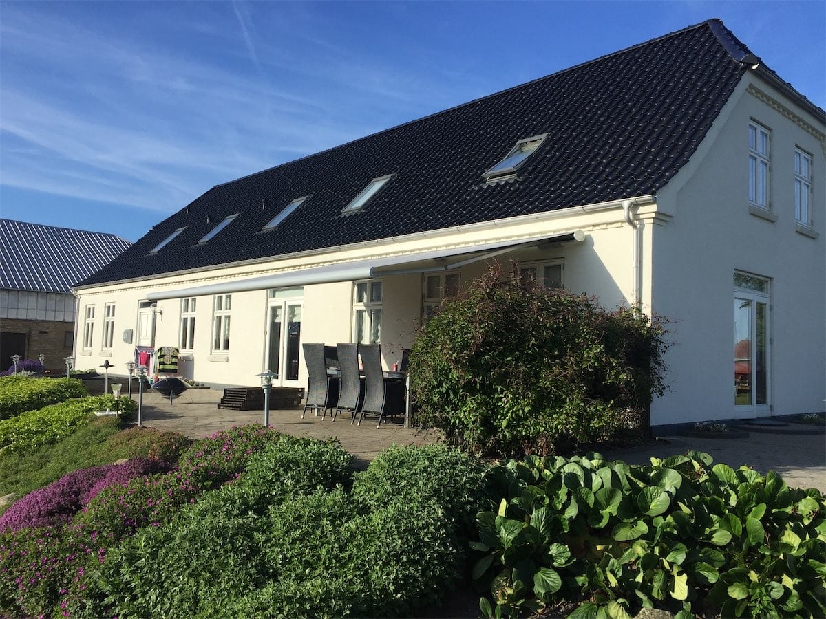 Weinor Semina Life markiseløsning ved lyst hus med tegltag og terrasse nær Sønderborg