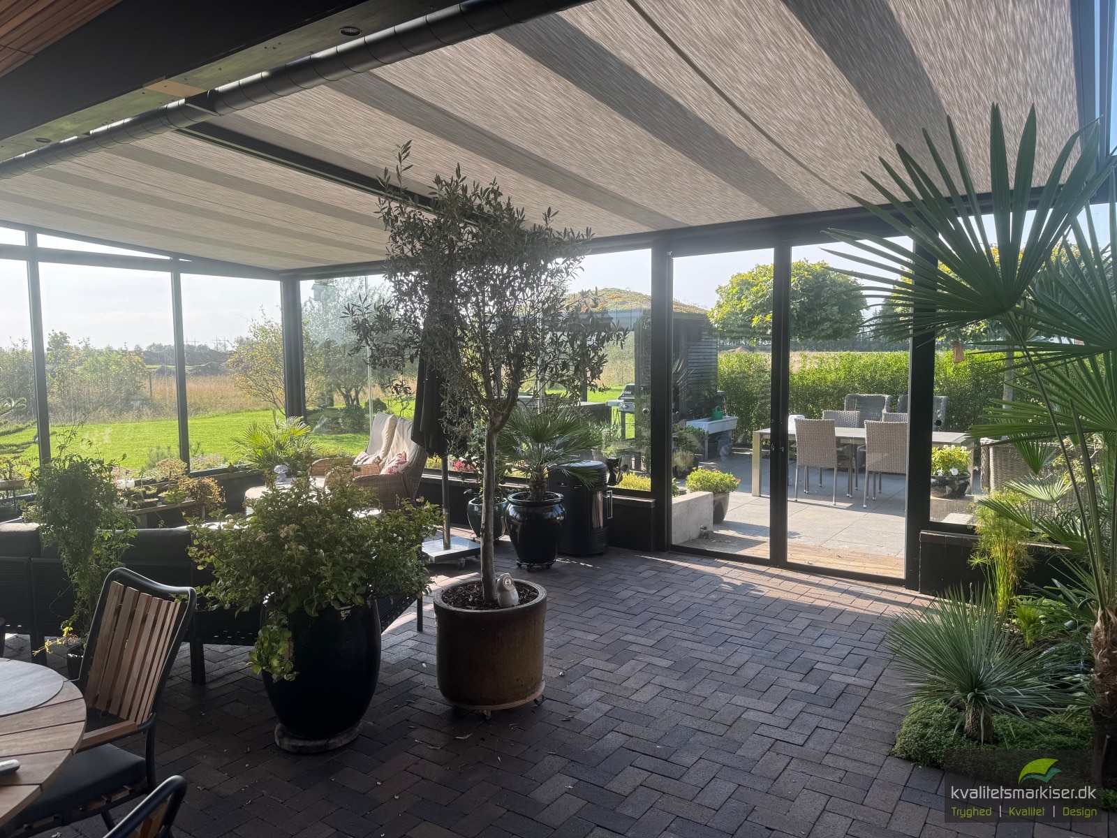 Overdækket terrasse i Rødekro med glasafskærmning, åben passage og underglasmarkise