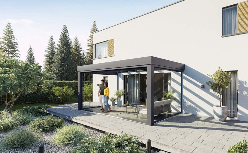 Sunflex SF300 terrasseoverdækning monteret på væggen på et hvidt hus i moderne stil.