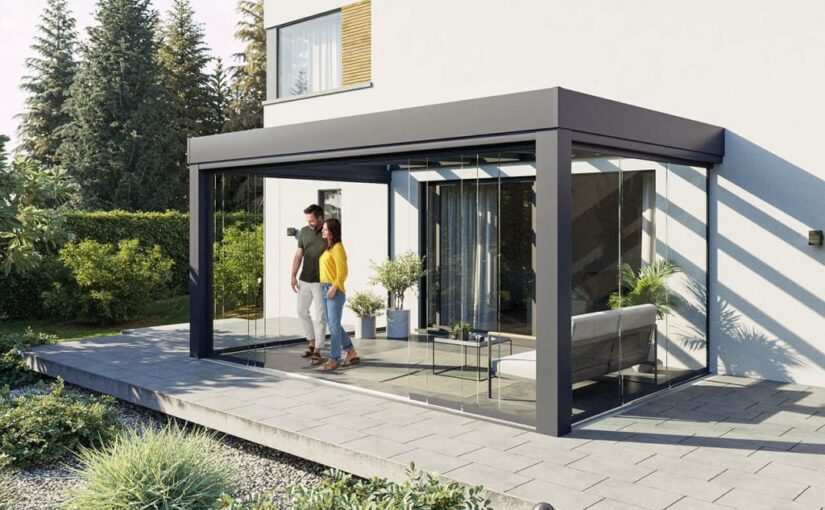 Kubisk Sunflex SF300 overdækning med glas i siderne monteret på terrasse på hus i kubisk stil