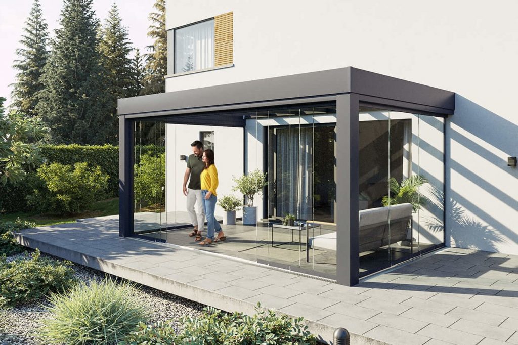 SUNFLEX SF300 med kubisk ramme og glaspartier omkring en lounge ved et moderne hus