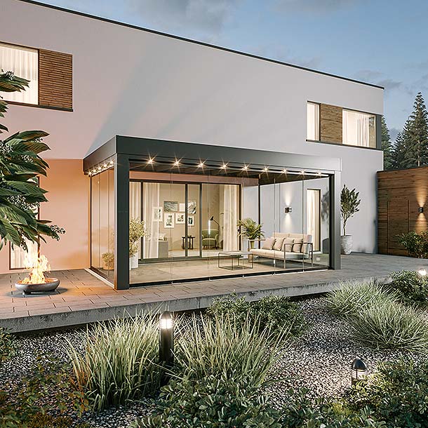 SUNFLEX SF300 ved et moderne hus om aftenen med tændte LED-spots under tagrammen