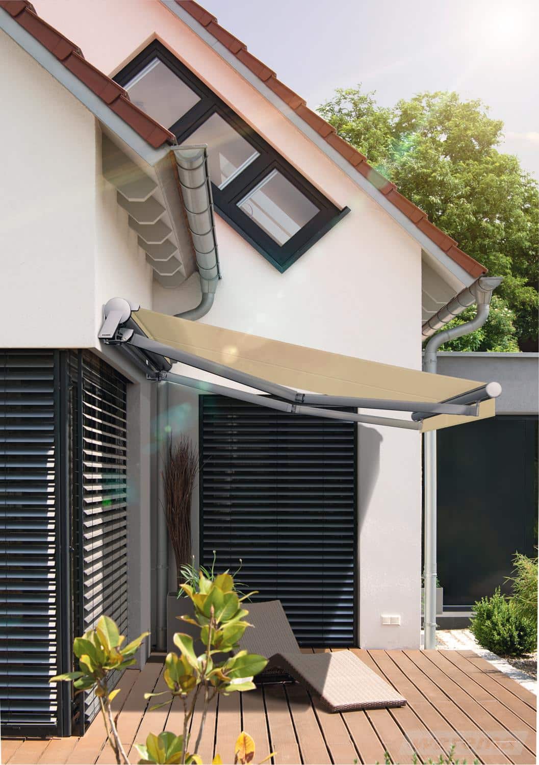 Smal Terrea H60 ved en mindre terrasse langs huset