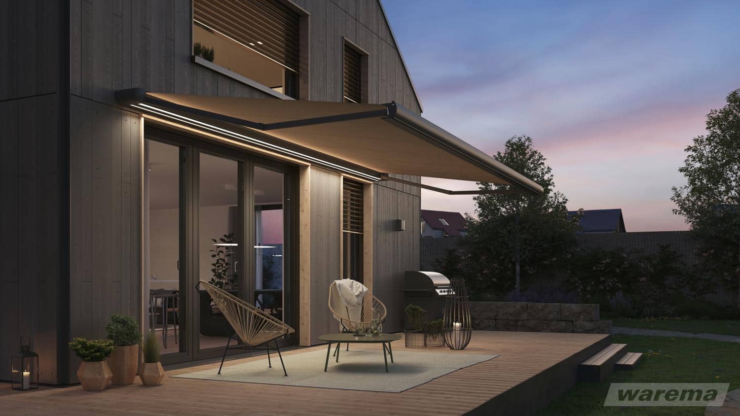 Udkørt WAREMA Terrea K55 med tændt belysning over en terrasse om aftenen