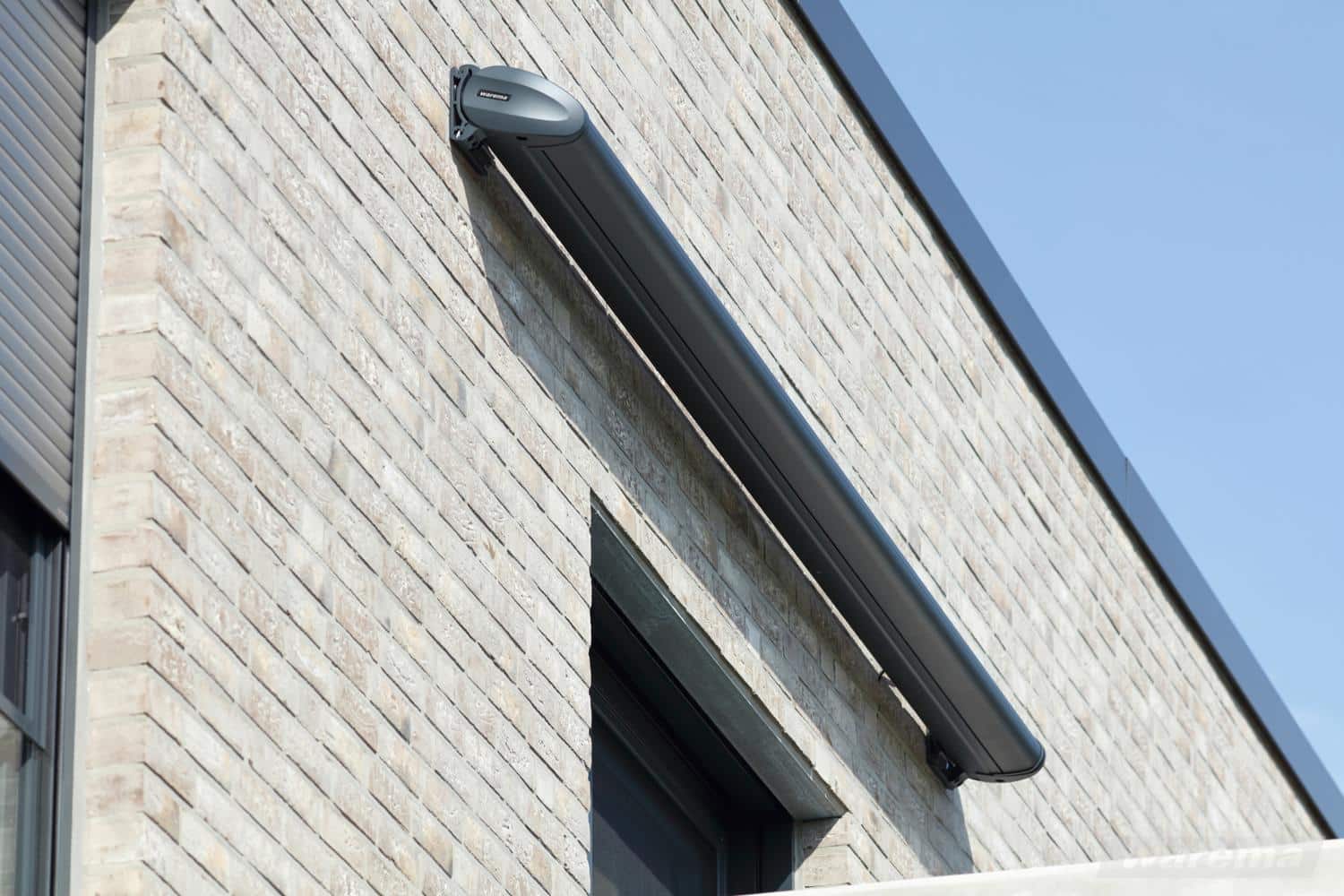 Lukket Terrea 580 på en lys murstensfacade