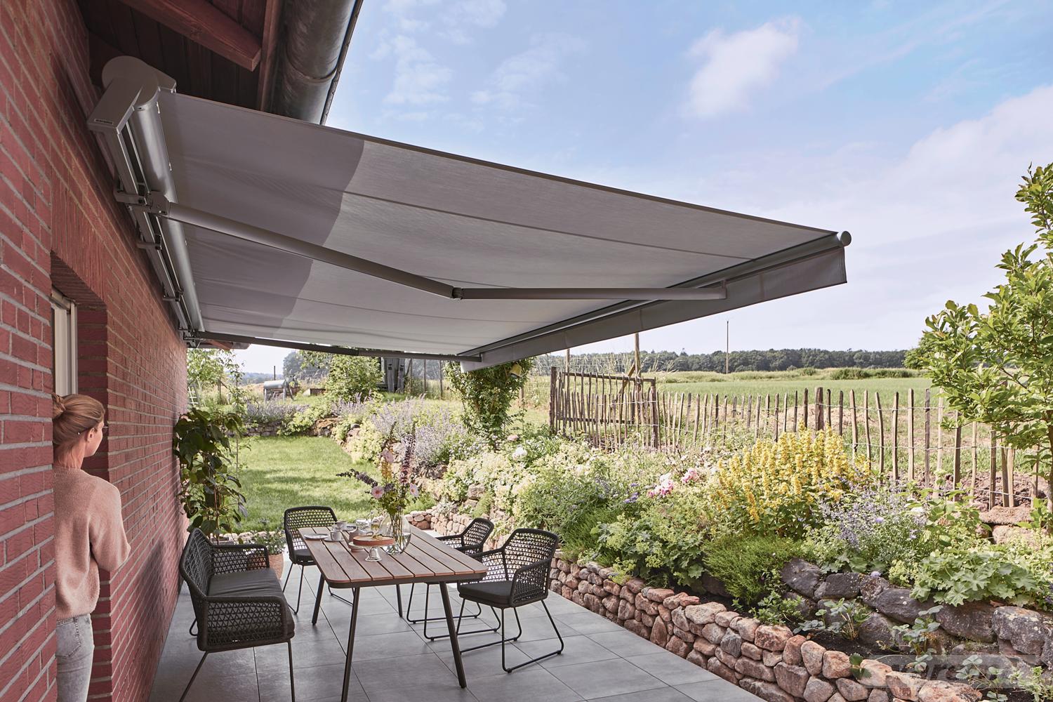 Terrea H60 med udfoldet dug og knækarme ved en terrasse med udsigt