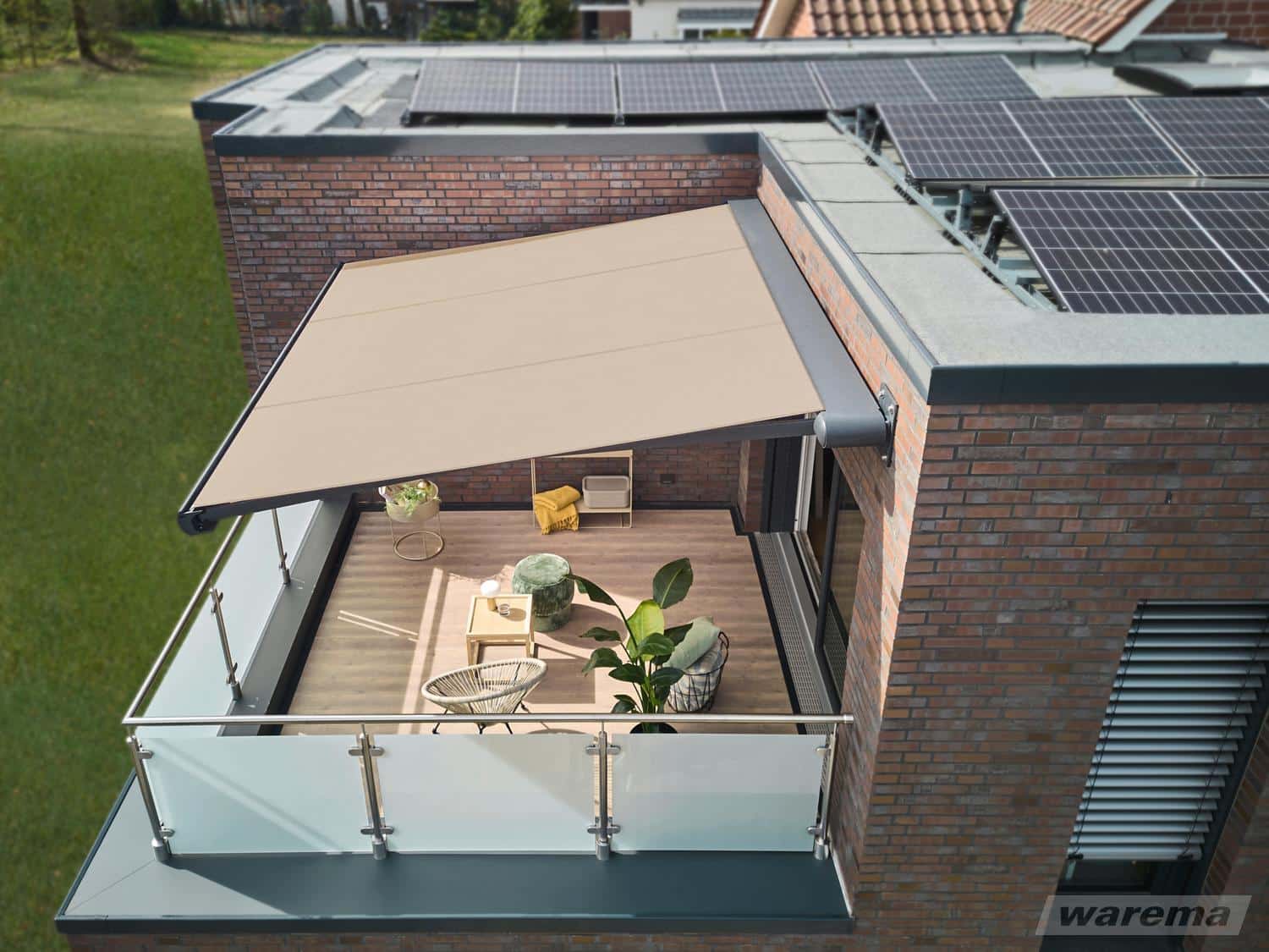 Terrea K55 set ovenfra over en terrasse ved et murstenshus