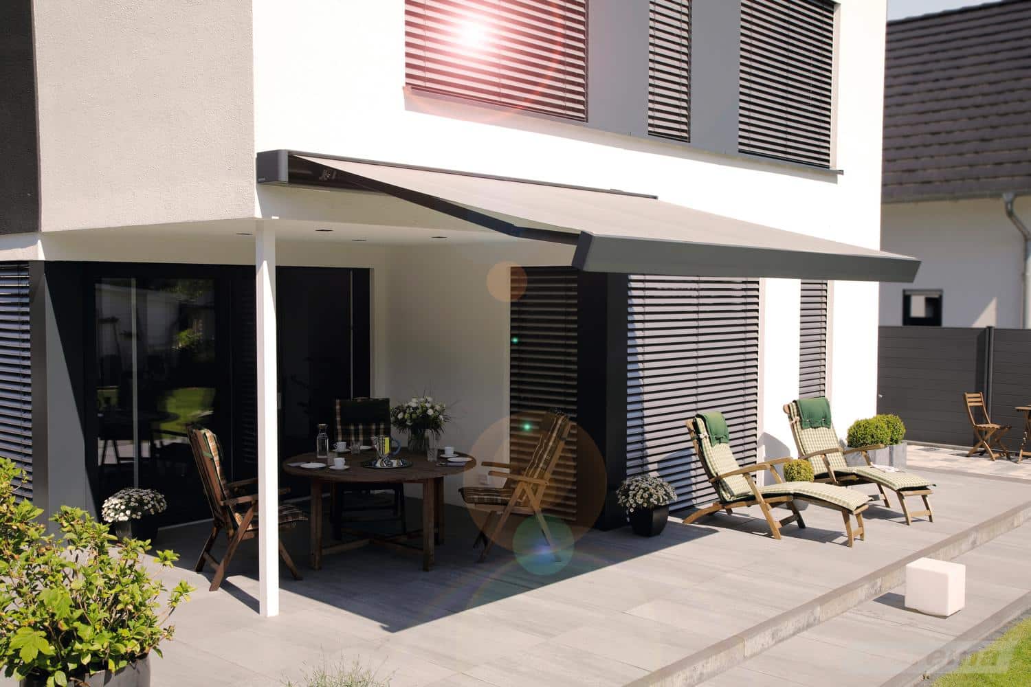 Kubisk WAREMA Terrea K70 med lys dug ved et moderne hus