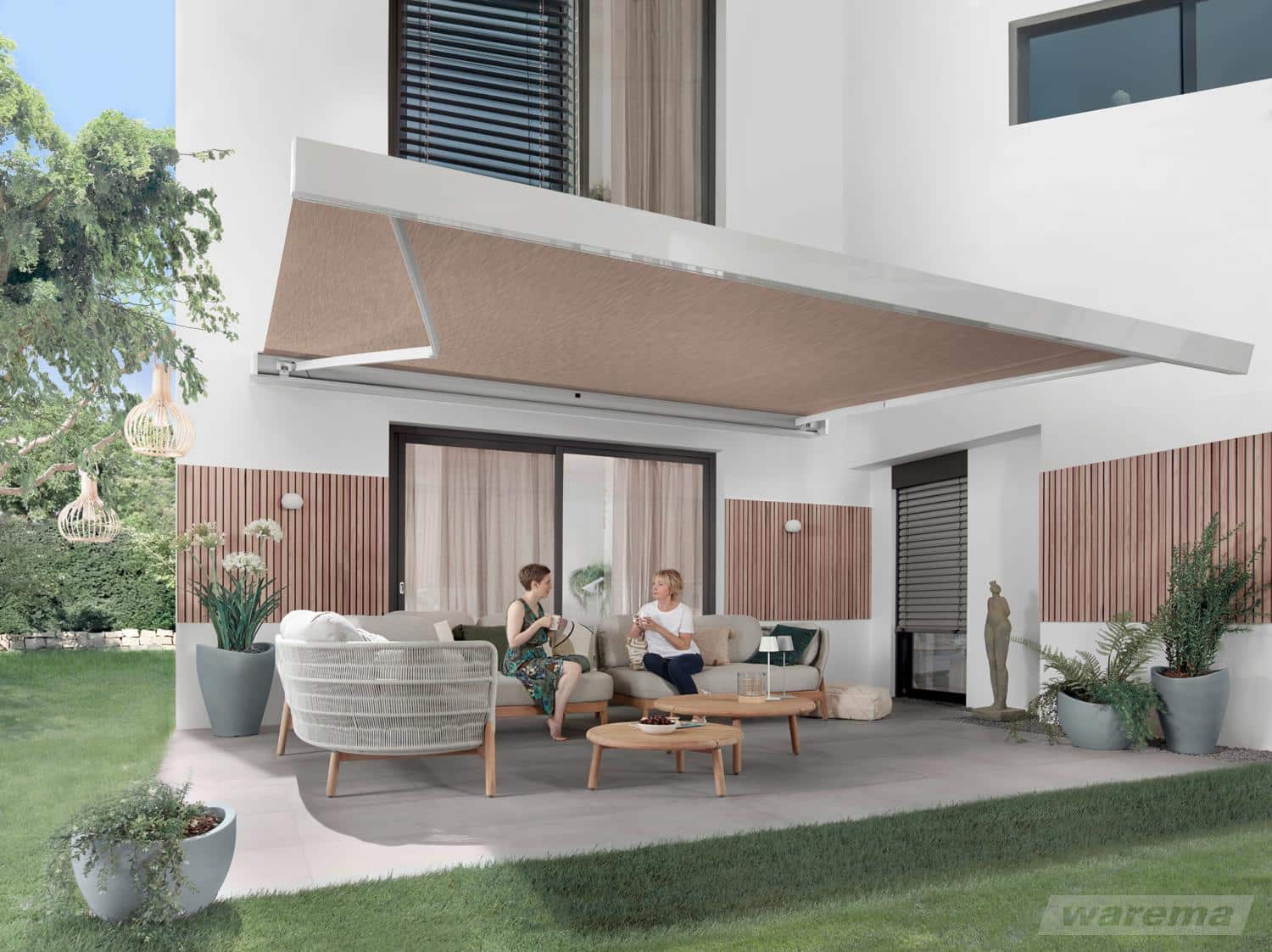 Terrea K70 giver skygge over en loungeplads foran en moderne facade