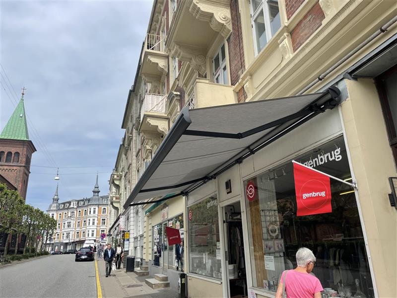 Udslået Weinor Semina butiksmarkise ved Folkekirkens Nødhjælps genbrugsbutik i Aarhus