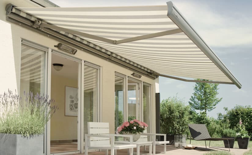 Weinor Semina terrassemarkise med LED-spots og varmelamper monteret over stort vinduesparti på terrassen.