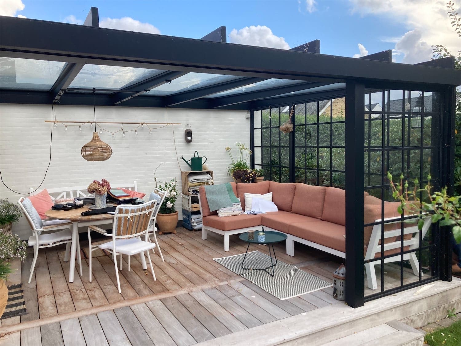 Sort Weinor Terrazza Pure med specialfremstillede New Yorker-glas, spiseplads og sofahjørne i Odense
