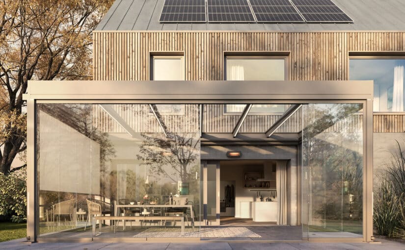 Weinor Terrazza Pure Max med glastag og delvist åbne skydeglas foran et moderne træbeklædt hus.