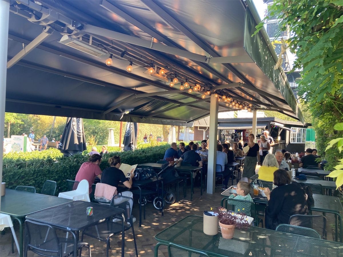 Frico IHC varmelamper monteret under overdækningen på en restaurantterrasse i København