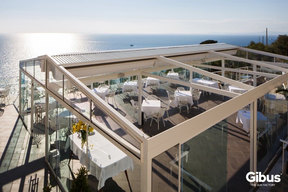 Quadra Pavilion set ovenfra med delvist åbent tekstiltag over en restaurantterrasse