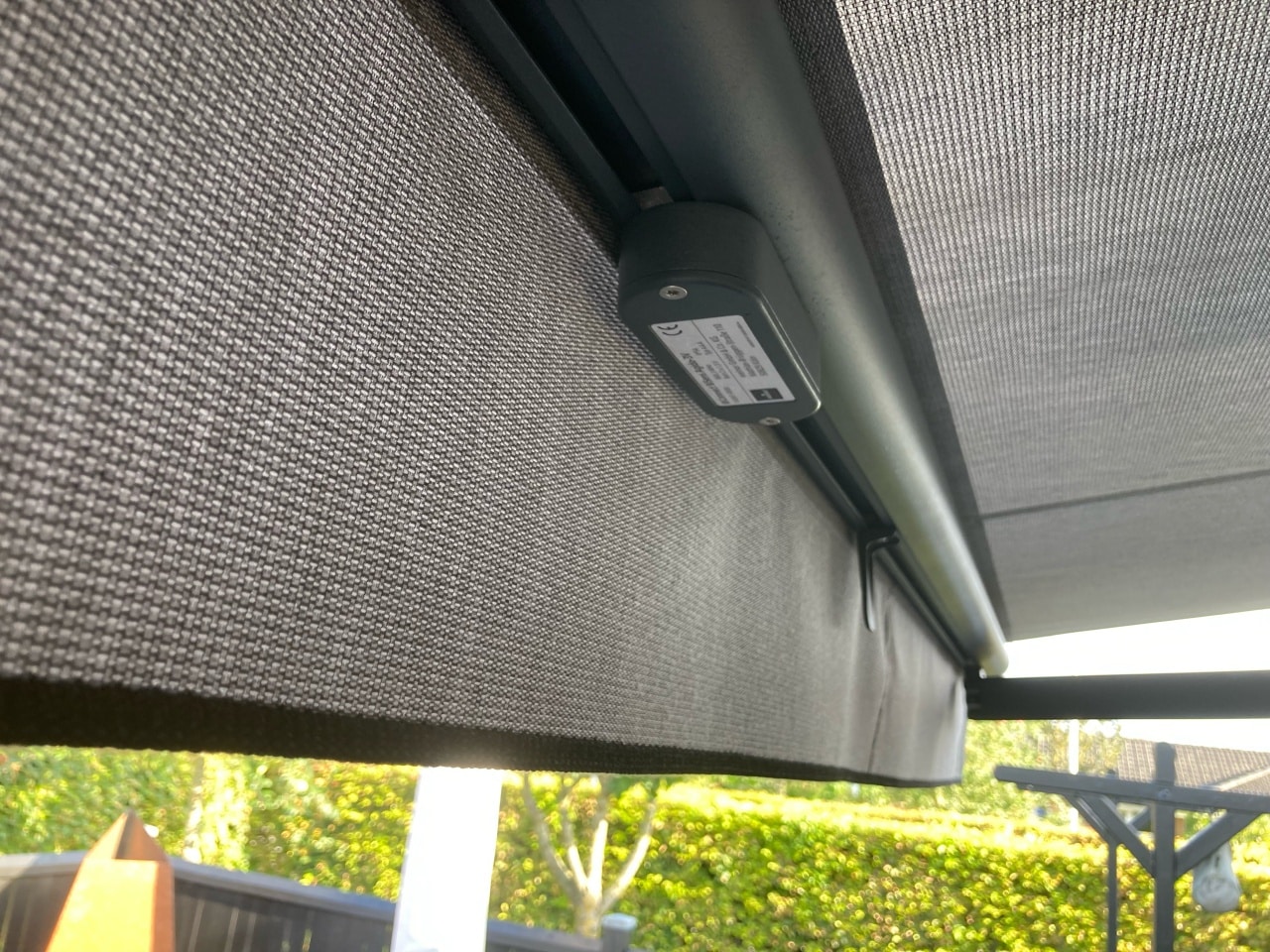 Detalje af markisedug og mekanik i terrassemarkise