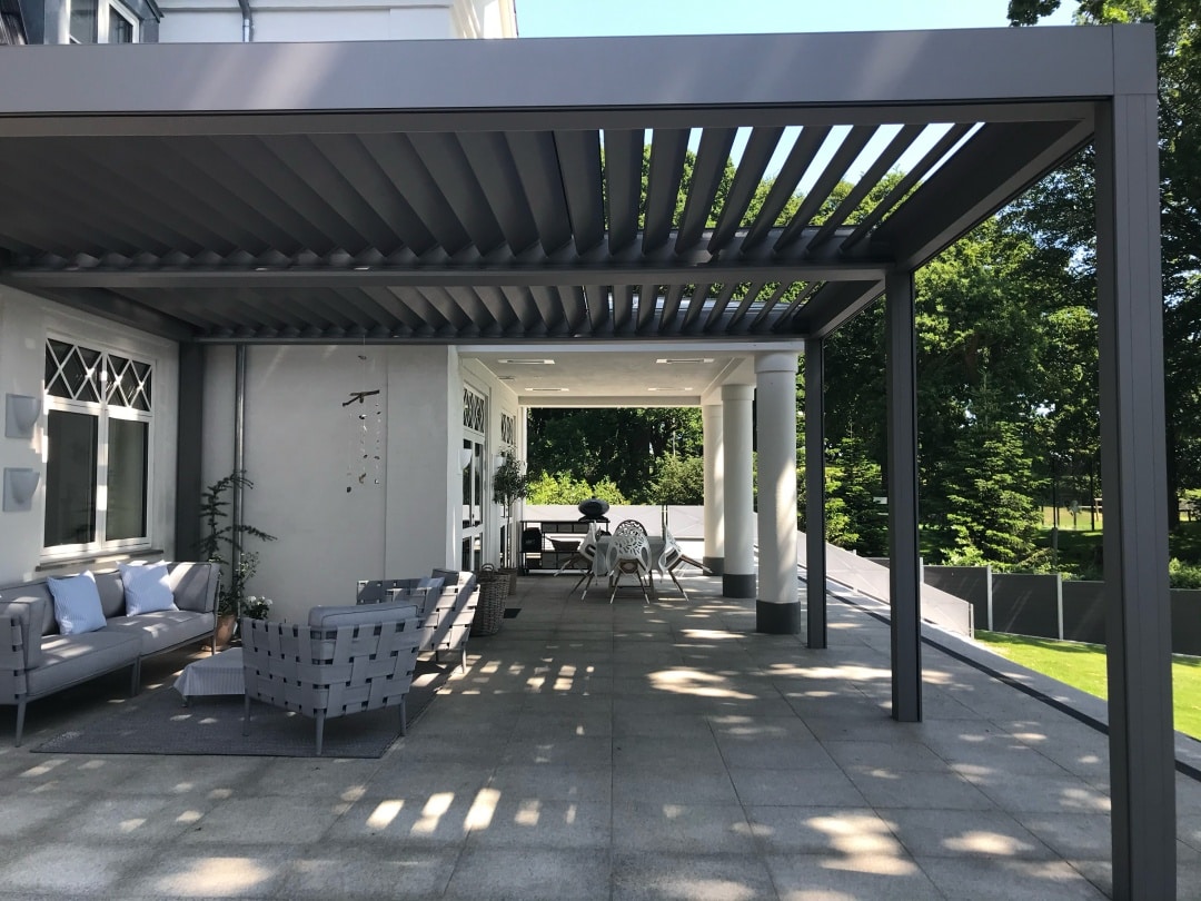 Pergola integreret ved terrasse og bolig