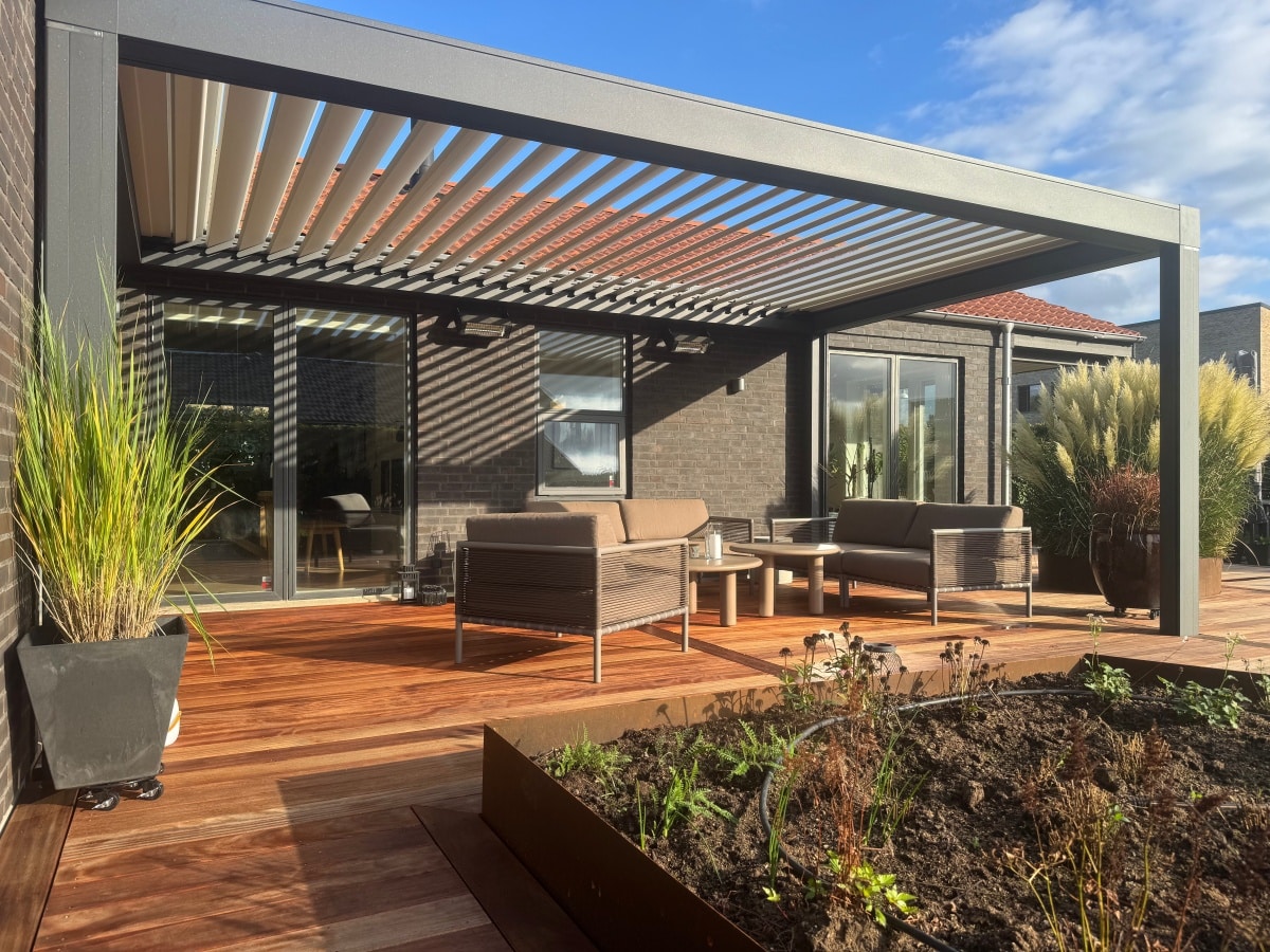 Pergola med lameltag over en indrettet terrasse