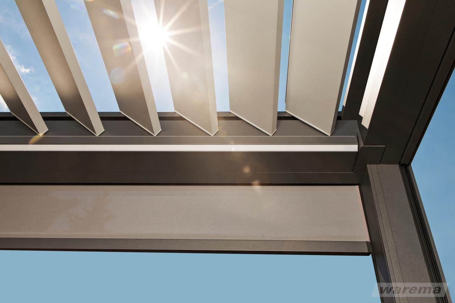 Pergola med lameller og integreret screen