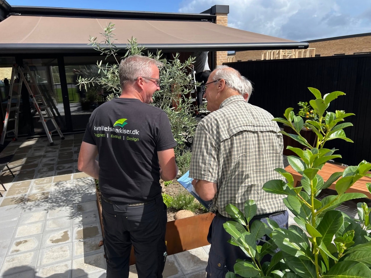 Personlig rådgivning hos kunde om en løsning tilpasset hus og terrasse