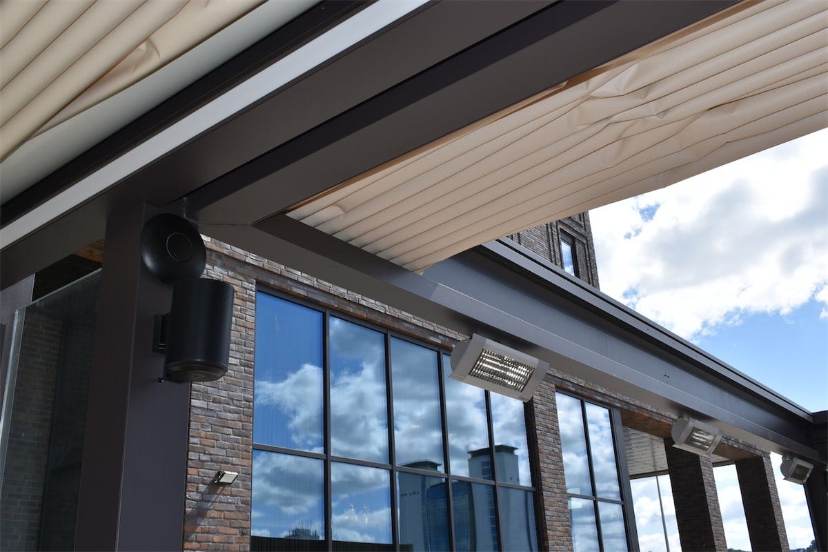 Flere Frico IHC varmelamper monteret på konstruktionen under en terrasseoverdækning i Vejle