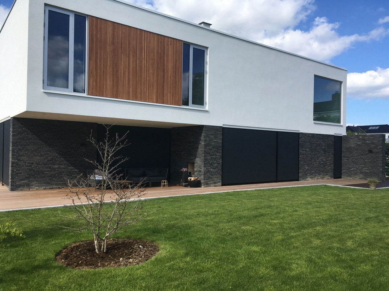 Udvendige screens integreret i moderne facade