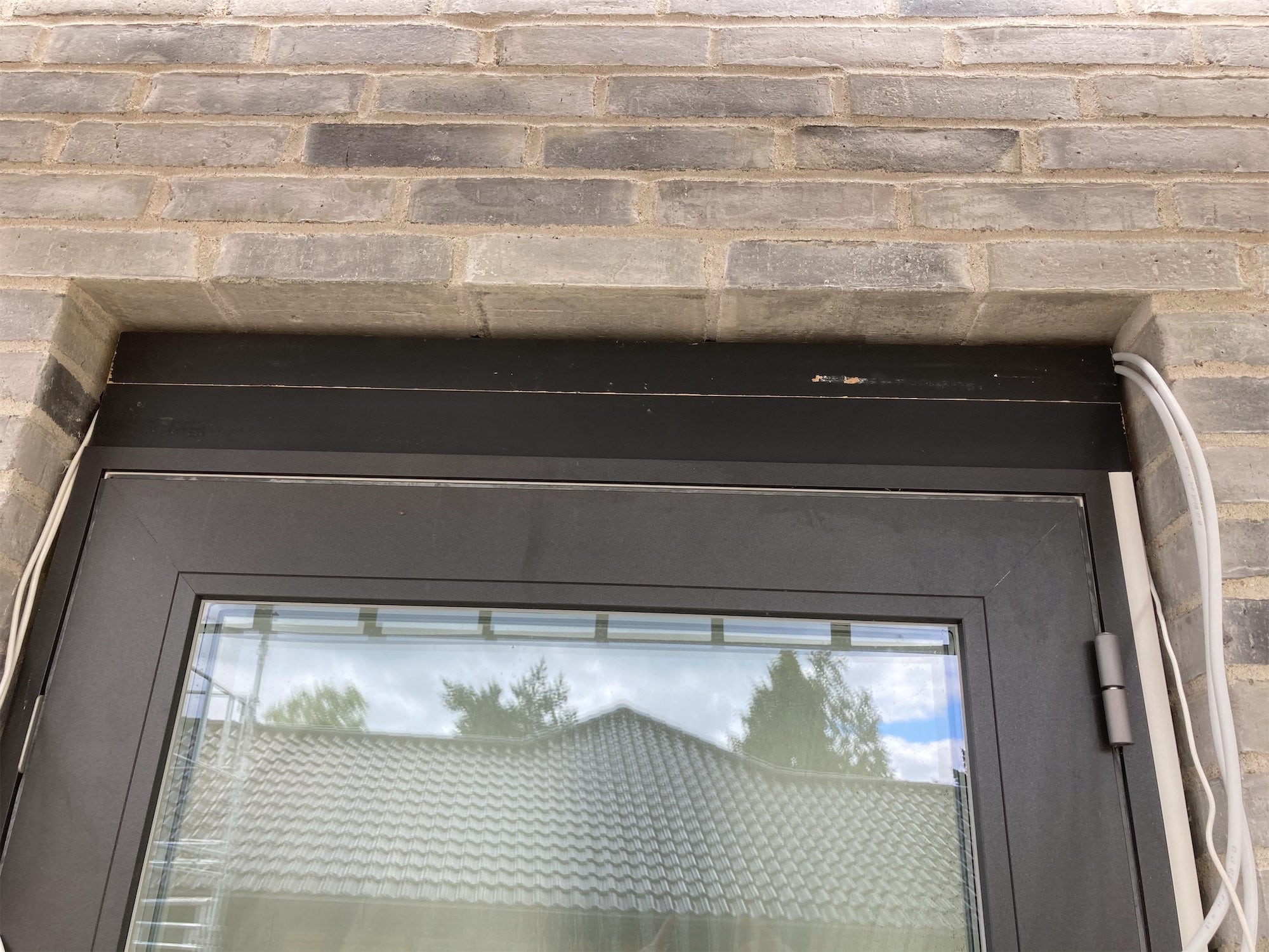 Detalje af pladsen over et vindue og fremførte kabler før montage af screens