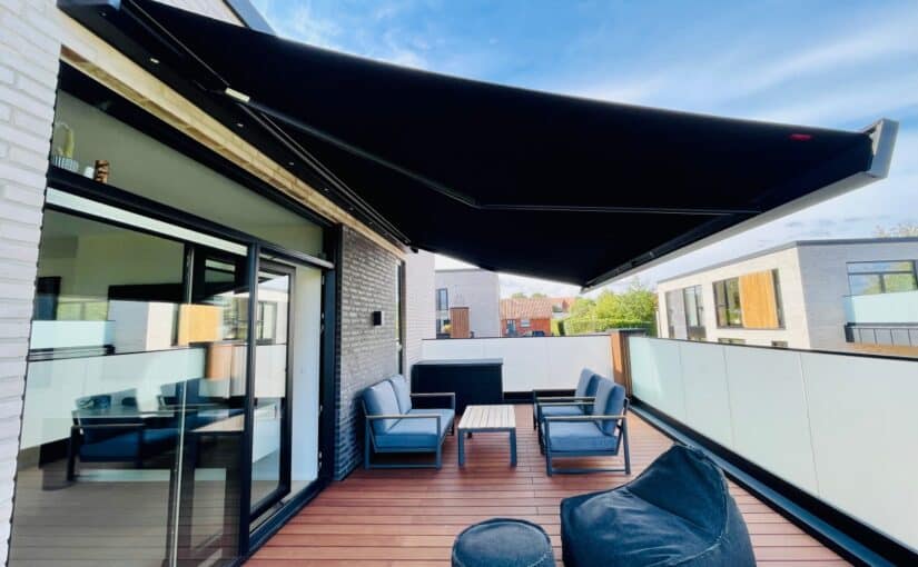 Sort terrassemarkise på mål over møbleret terrasse