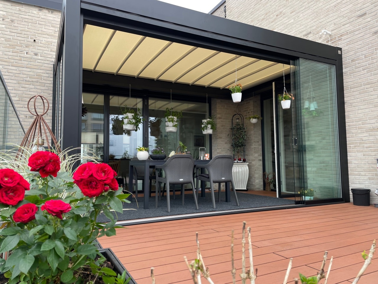 Indrettet uderum med pergola, skydetag og glaspartier